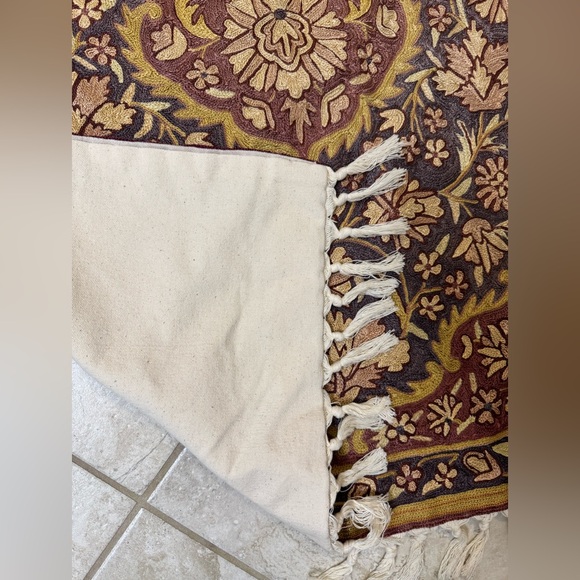 Elegant Floral Pattern Rug - Picture 2 of 6